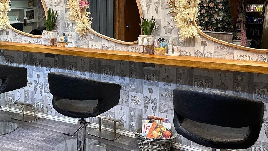 Styling chairs and mirrors